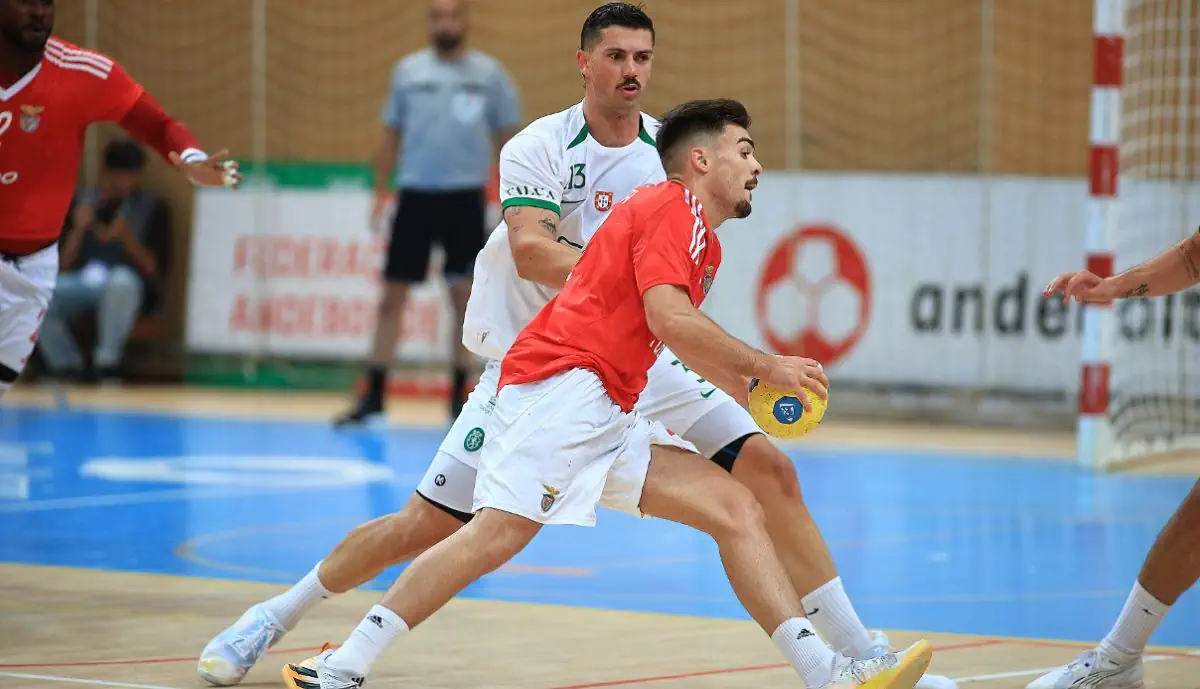 Supertaça de andebol: Benfica venceu o Porto e escorregou contra o Sporting 