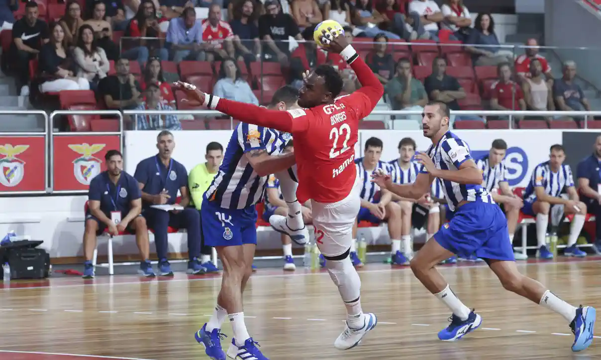 Equipa de andebol do Benfica foi a jogo com o Porto este sábado