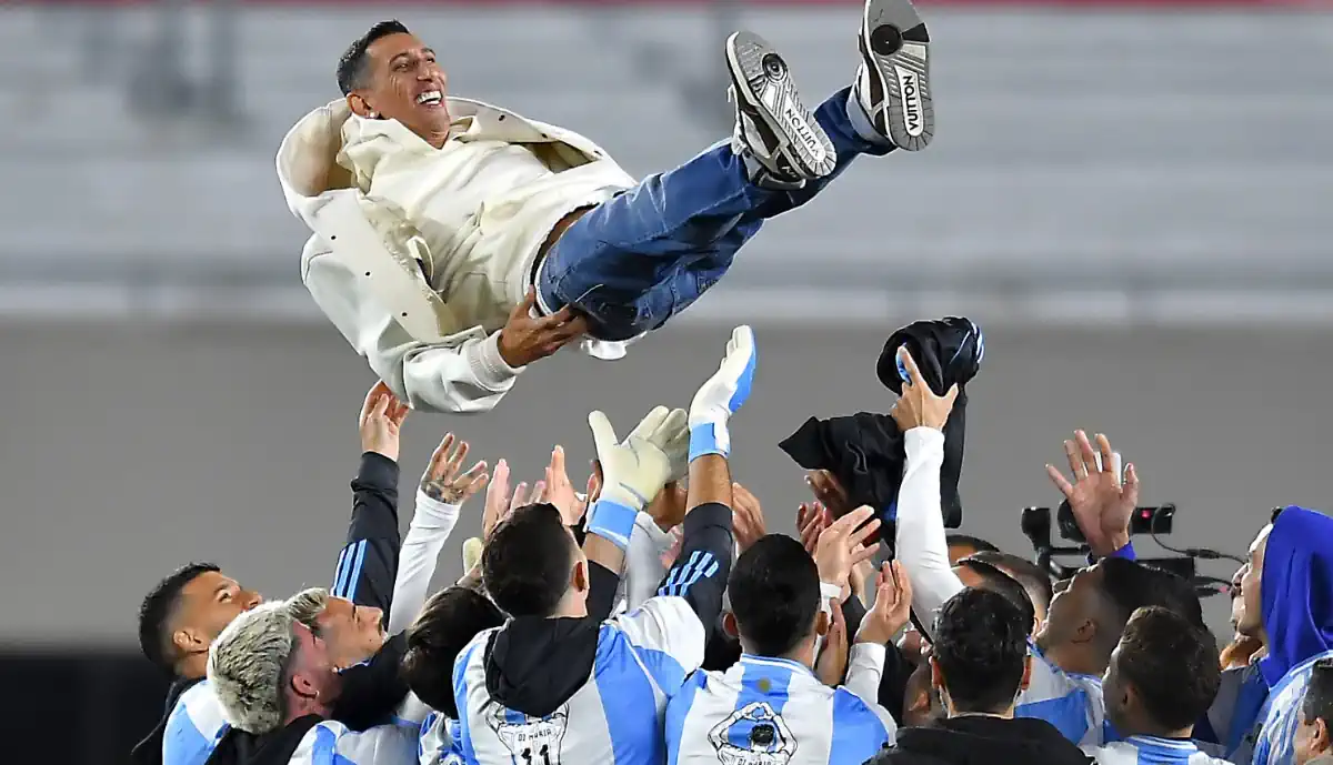 Ángel Di María, craque do Benfica, foi homenageado em campo esta madrugada pela seleção da Argentina