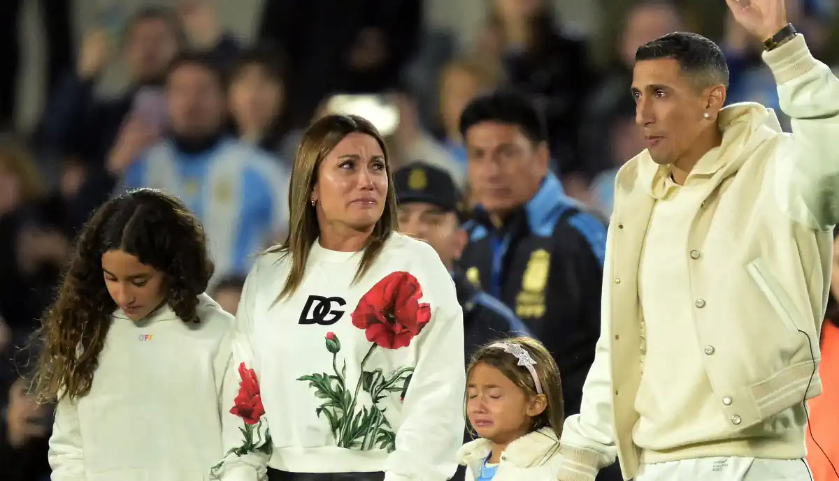 Di María foi homenagem no relvado, com a filha do craque do Benfica a deixar uma mensagem muito especial 