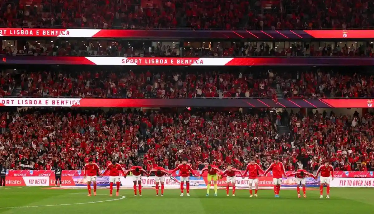 Benfica - Gil Vicente contou com antigo jogador nas bancadas... e não foi João Neves