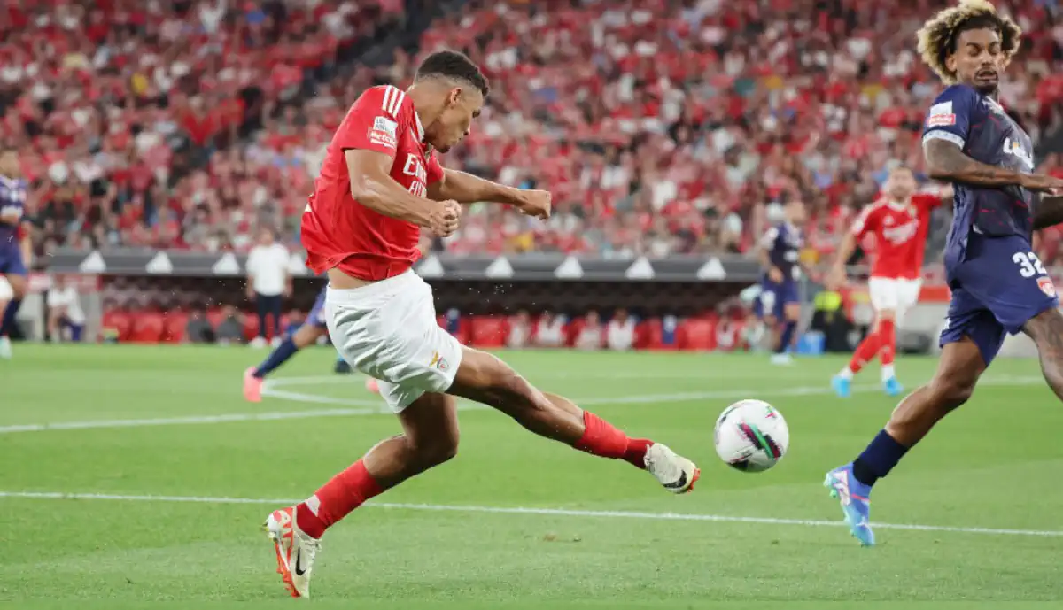 Alexander Bah vive excelente momento do Benfica e abordou futuro a médio prazo no Clube da Luz: " É difícil dizer como é o meu papel"