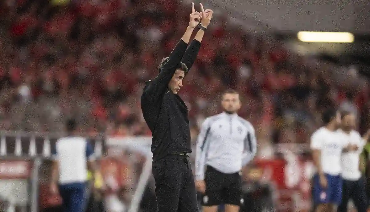 No final do Estrela Vermelha - Benfica, Bruno Lage foi festejar junto dos adeptos (Vídeo)