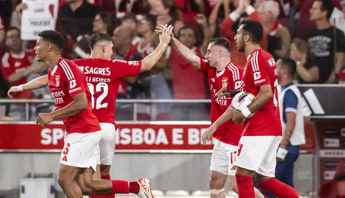 Benfica convence, com direito a magia de Akturkoglu, no regresso de Bruno Lage ao banco no Estádio da Luz