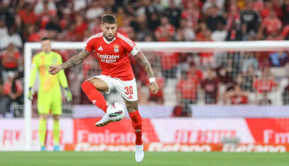 Falta de Otamendi antes do golo do Benfica foi analisada pelos especialistas em arbitragem