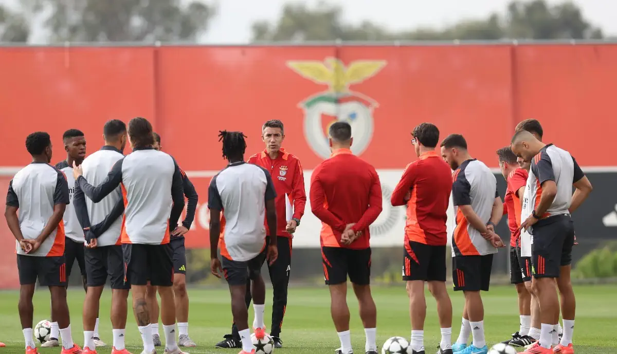 O técnico do Benfica, Bruno Lage, fez uma sessão de treino matinal com o objetivo de preparar o jogo com o Santa Clara para a Taça da Liga