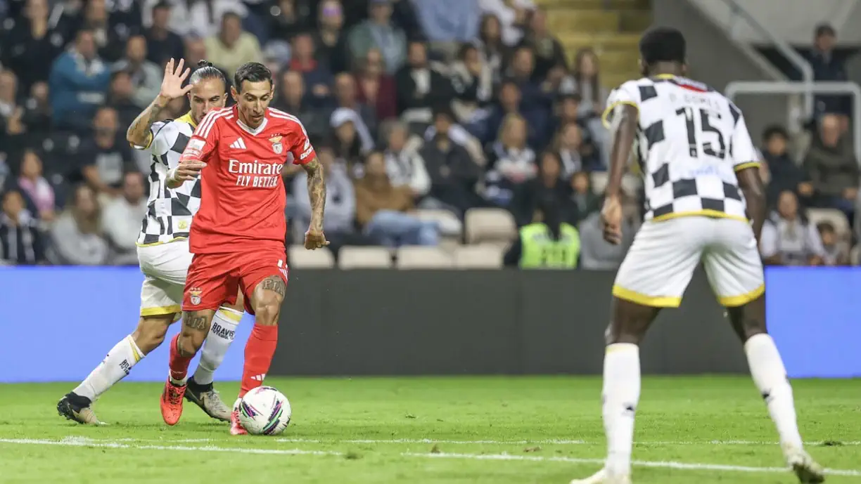 No Boavista - Benfica, Di María foi carregado dentro da grande área e Marco Ferreira e Jorge Faustino comentam decisão de João Pinheiro e do VAR. Fotografia de SL Benfica