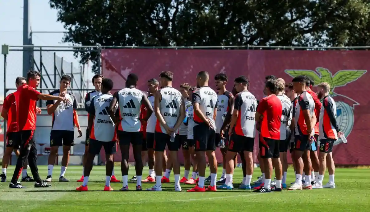 O Benfica de Bruno Lage está a treinar, sendo que Renato Sanches está fora das opções 