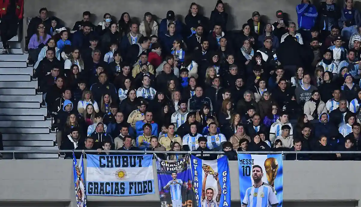 Mar de gente para o craque do Benfica! Adeptos argentinos deixam mensagens a Di María