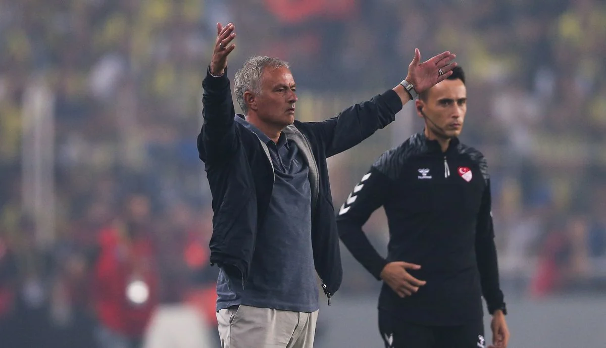 José Mourinho critica decisão do árbitro no encontro entre o Fenerbahçe, do ex-Benfica, e o Samsunspor