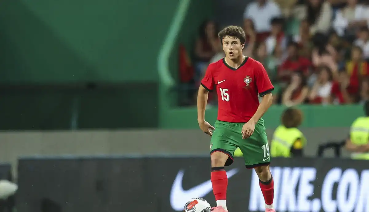 Esta quinta-feira, João Neves regressou à Luz um mês depois de ter saído do Benfica e os aplausos foram imensos 