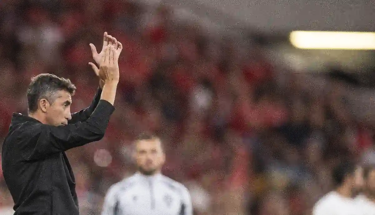 O Benfica de Bruno Lage vai defrontar o Estrela Vermelha 