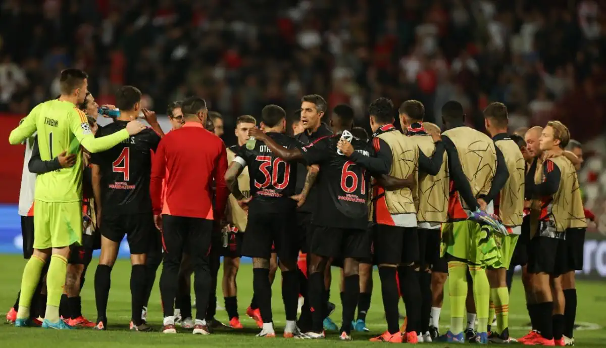 Futebolista do Benfica, que podia estar no Real Madrid, está somar elogios de águia ao peito