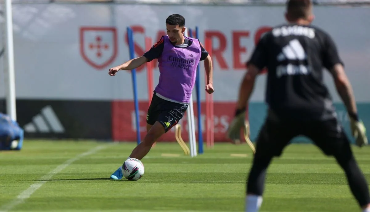 O avançado do Benfica, Zeki Amdouni, em serviço pela seleção Suíça, protagonizou um momento no treino como guarda redes 