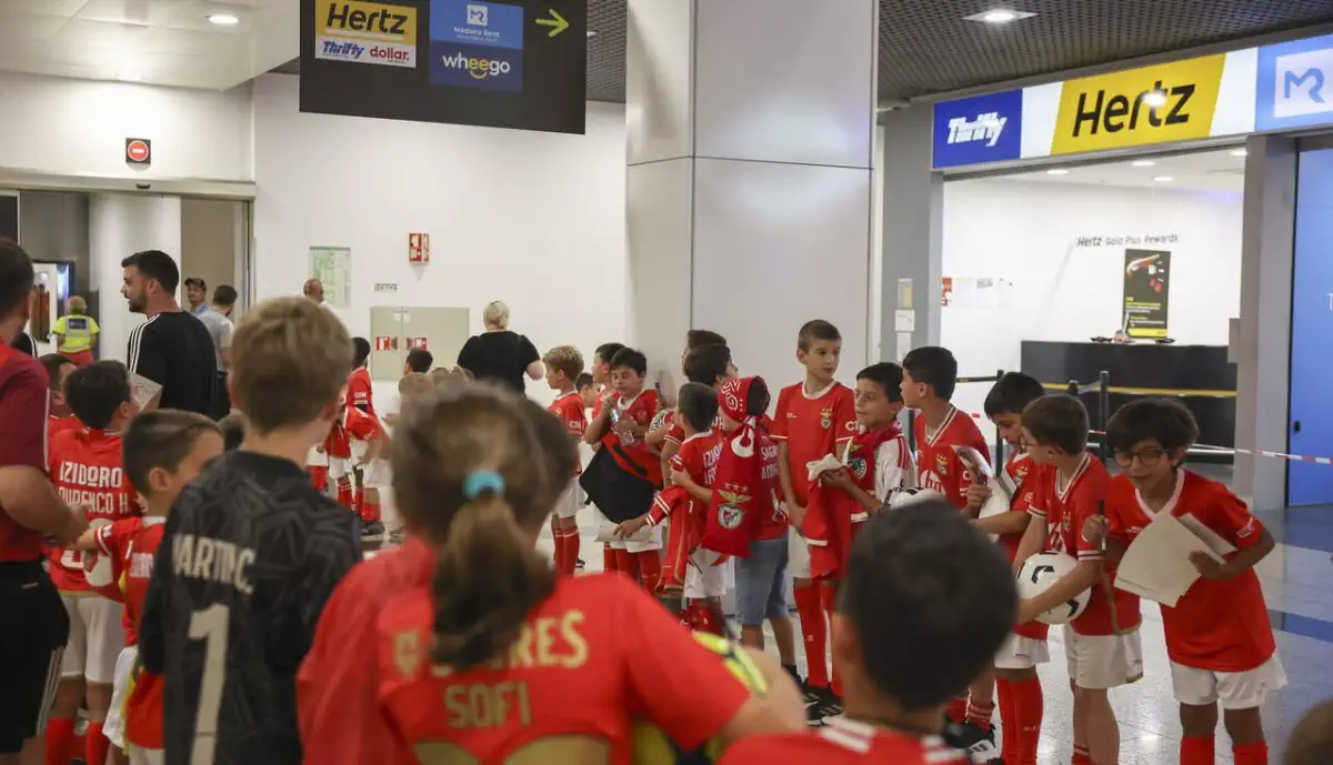 A equipa do Benfica aterrou na Madeira, no passado sábado, e foi recebida por centenas de adeptos