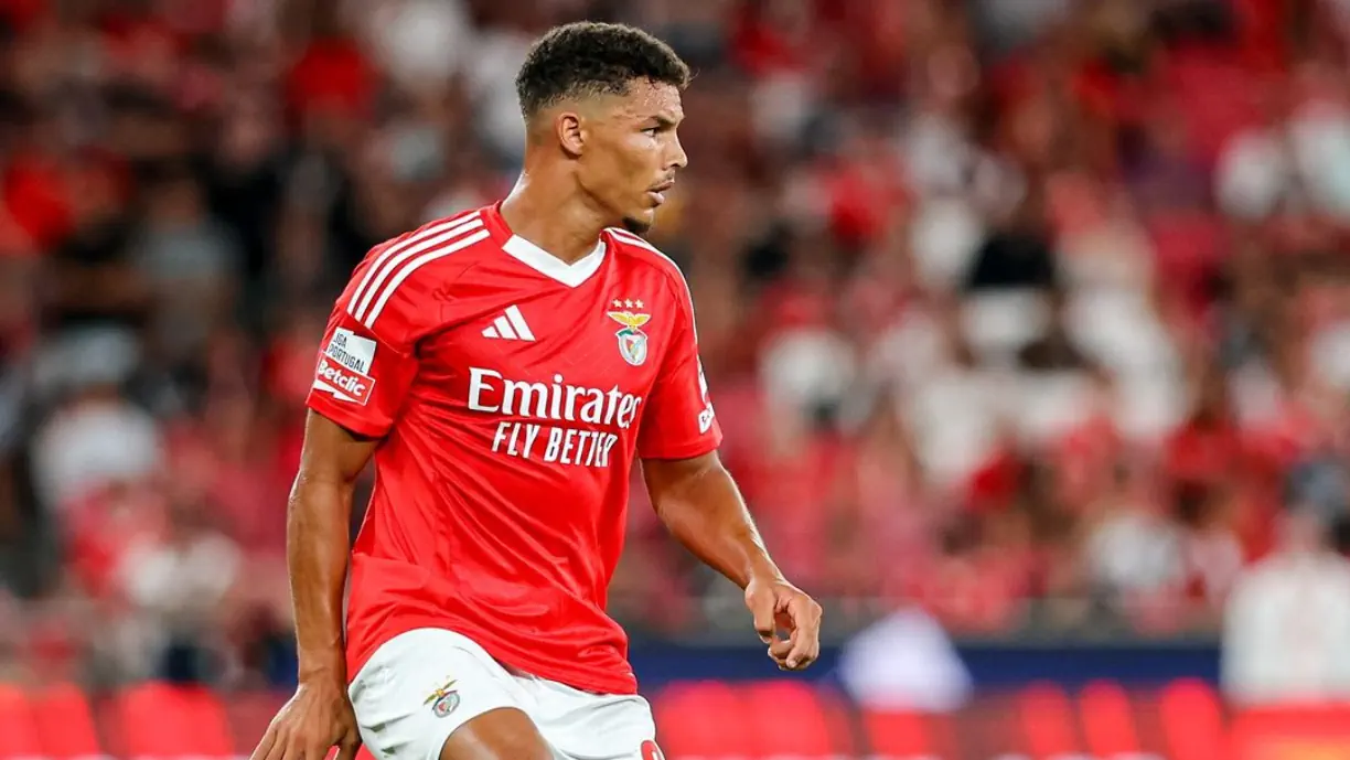 Benfica tinha nome para concorrente de Alexander Bah, no entanto, Rui Costa tem outros clubes na corrida pelo alvo