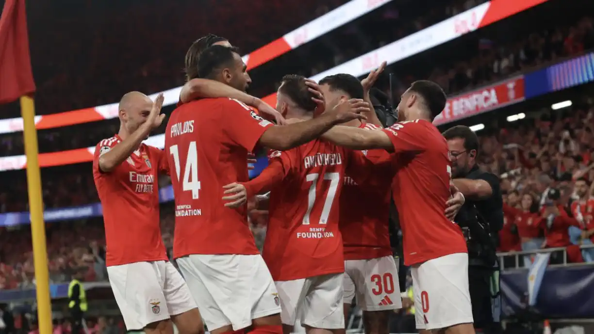 Duelo de titãs! Liverpool e United 'andam às turras' para roubar reforço do Benfica