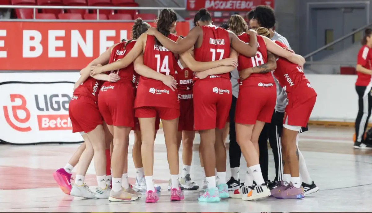 Benfica entra com o pé direito na Europa! 'Miúdas' do basquetebol vibram na Luz e 'arrumam' belgas