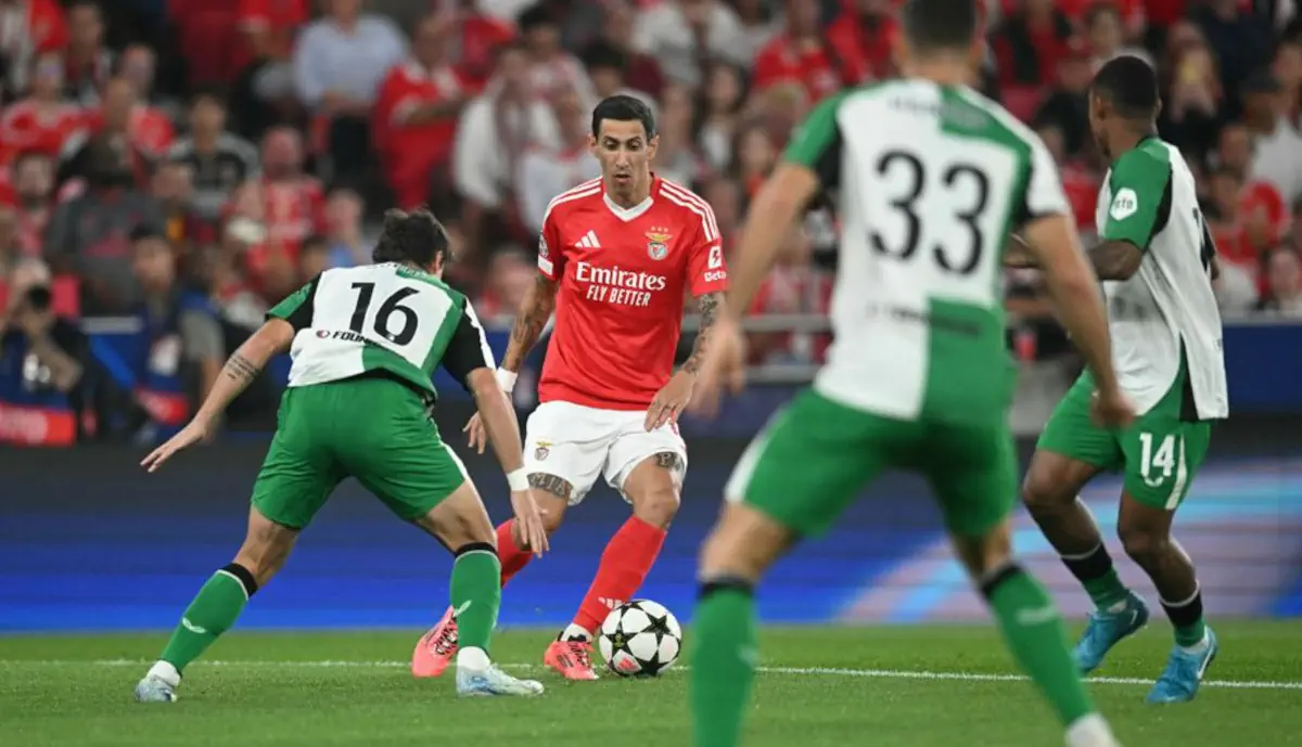 Escândalo no Benfica - Feyenoord! Di María sofre falta na área, mas árbitro ignora penálti