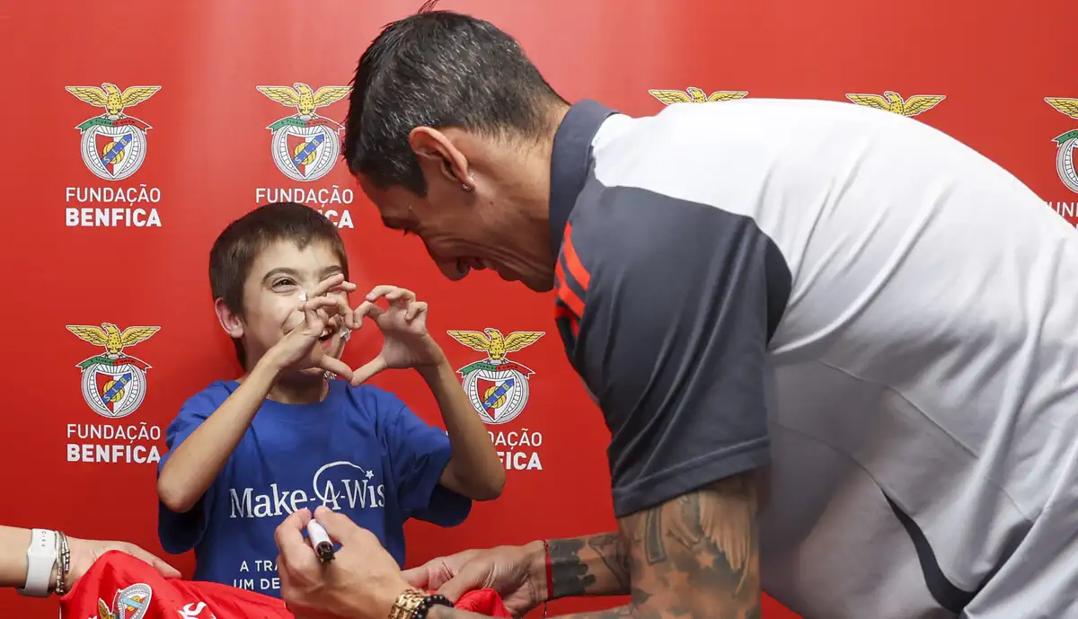 Comovente! Pequeno Manuel conhece plantel do Benfica e 'derrete-se' por...Di María (Vídeo)