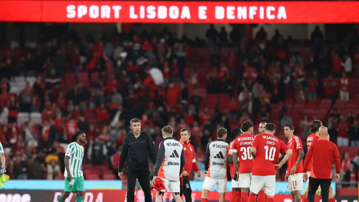 No final do Benfica - Rio Ave, Bruno Lage explicou a escolha de colocar Orkun Kokçu no meio-campo, ao lado de Aursnes, deixando Florentino no banco. Fotografia de SL Benfica