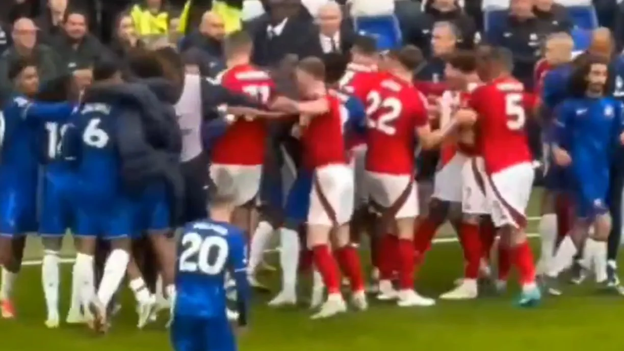 Ex Benfica em tensão: pancadaria instala-se no Chelsea - Nottingham Forest (Vídeo)