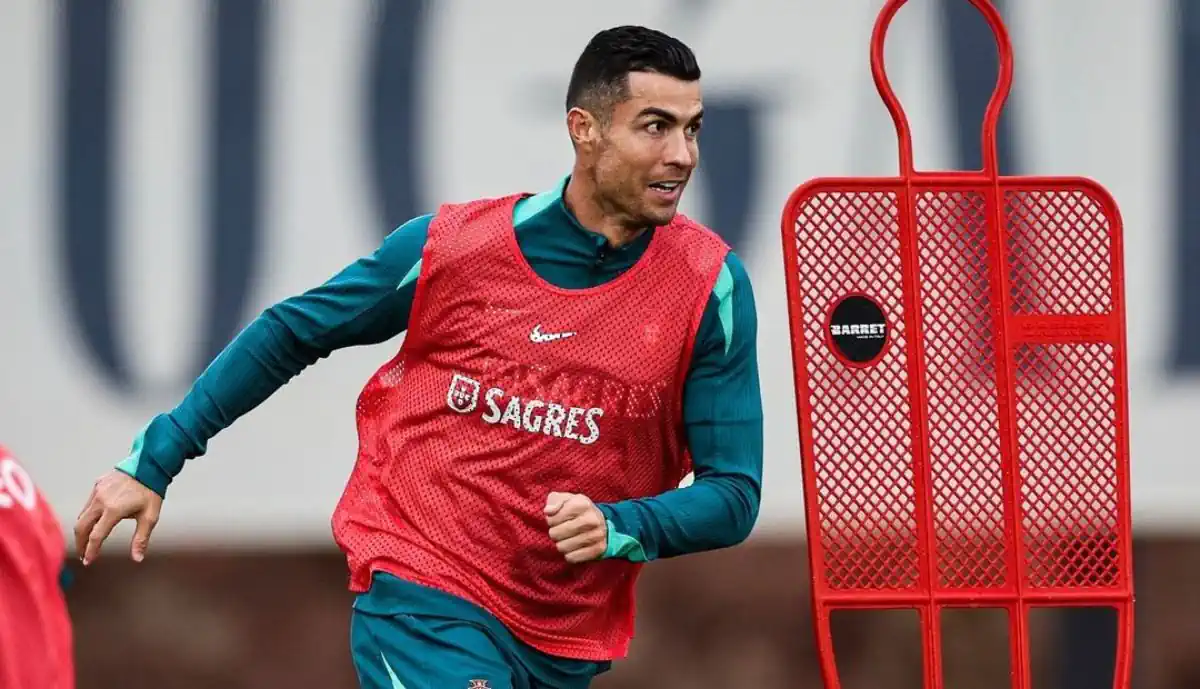 Extra Benfica: Capitão de Portugal, Cristiano Ronaldo, é recebido com figura de cartão