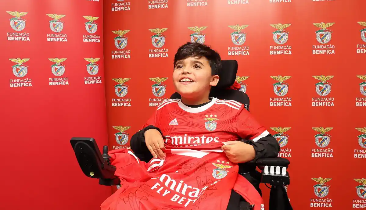 É mais do que futebol! Fundação Benfica realiza sonho de Eduardo (Vídeo)