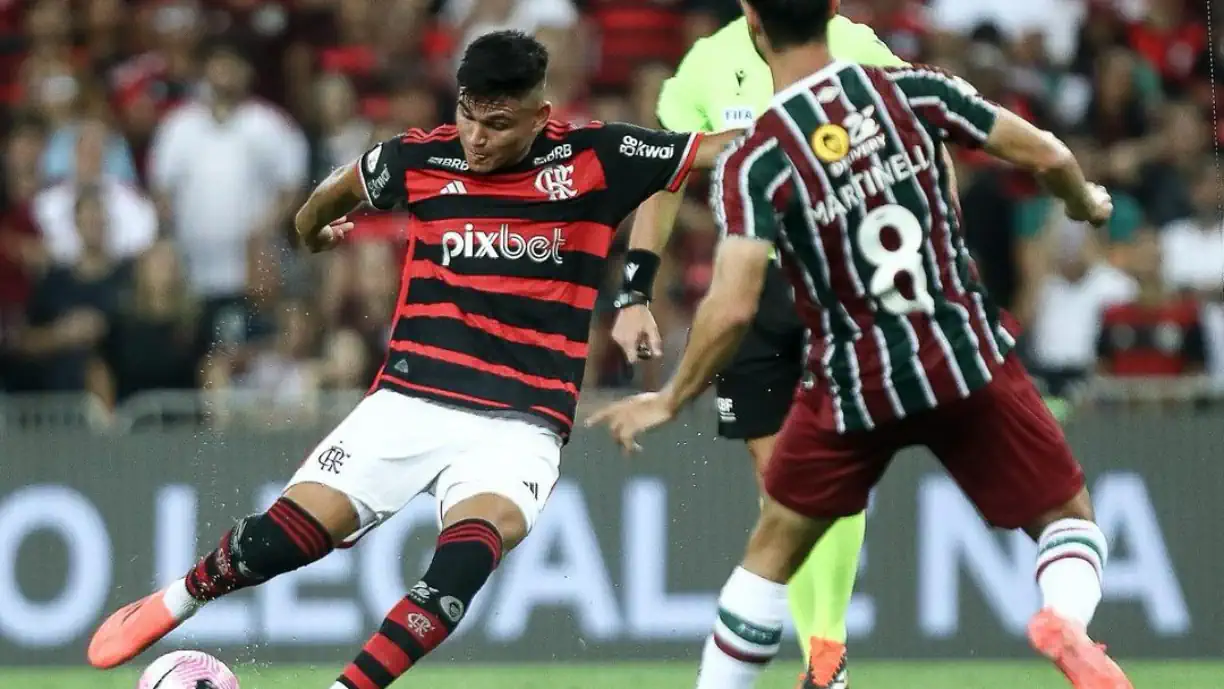 Com ex Benfica em campo, Flamengo - Fluminense fica marcado por conflito