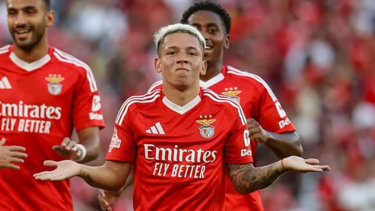 Gianluca Prestianni, camisola 25 do Benfica, está fora das opções de Bruno Lage, mas soma interessado 