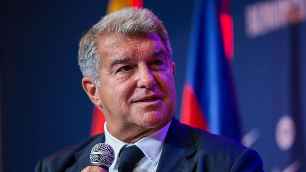 Joan Laporta assina com coqueluche espanhola, antes do Benfica - Barcelona 