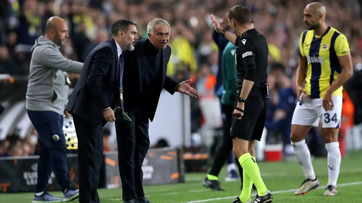 José Mourinho não se cala! Ex Benfica critica arbitragem no Fenerbahçe - United: "Disse-me que..."