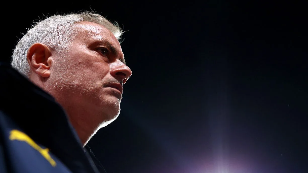 Mourinho foi expulso, mas há quem garanta que ex Benfica tem 'as costas quentes': "Continuam..."