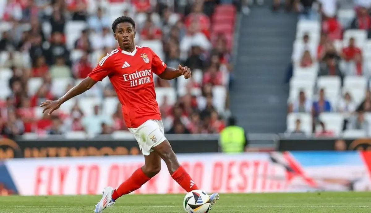 Durante o aquecimento do duelo do Benfica, Leandro Barreiro foi filmado a trocar passes com o apanha-bolas do Pevidém