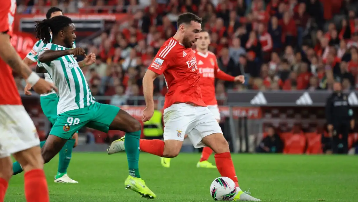 Benfica - Rio Ave contou com espectador especial nas bancadas para observar o desempenho de Orkun Kokçu. Fotografia de SL Benfica