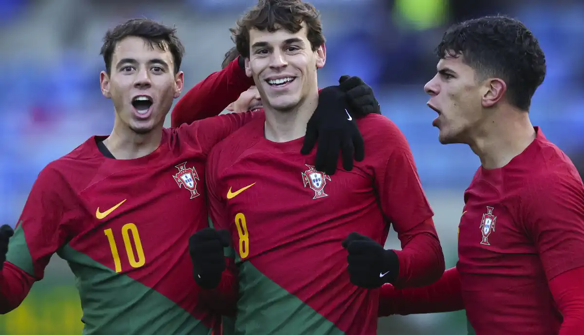 Paulo Bernardo salva Portugal, após entrada em falso do guardião do Benfica, Samuel Soares