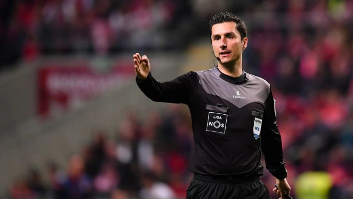 No Benfica - Rio Ave, Orkun Kokçu foi alvo de uma entrada bastante violenta, mas Tiago Martins optou apenas por mostrar o cartão amarelo. Fotografia de SL Benfica