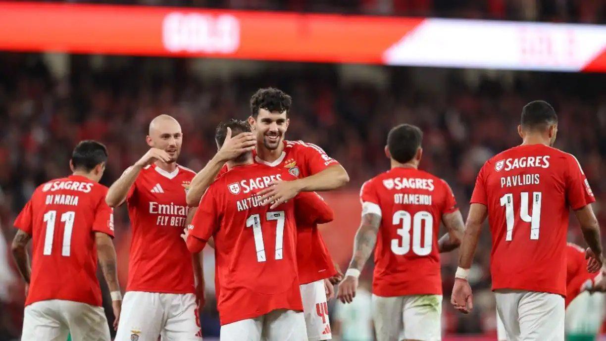 Lenda do futebol argentino reúne com dupla do Benfica: "Para repetir"