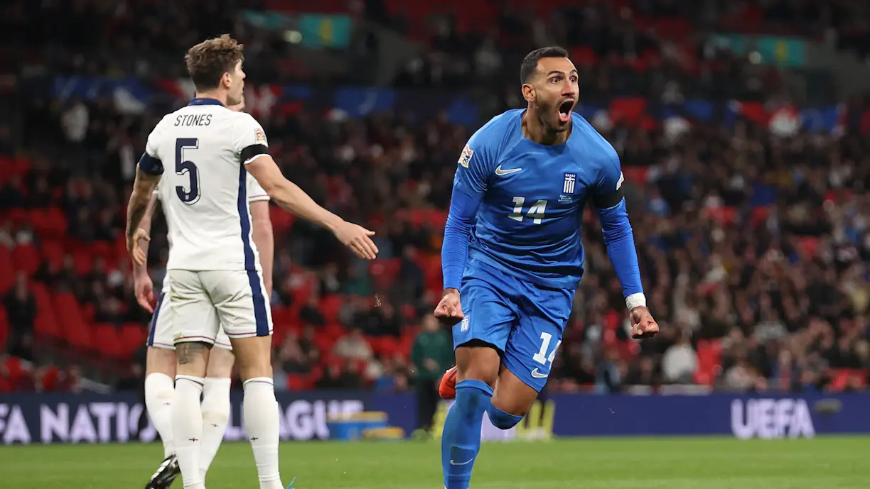 O ponta-de-lança do Benfica, Vangelis Pavlidis, num jogo marcante frente à Inglaterra marcou dois golos e de seguida tem a camisola que usou em leilão