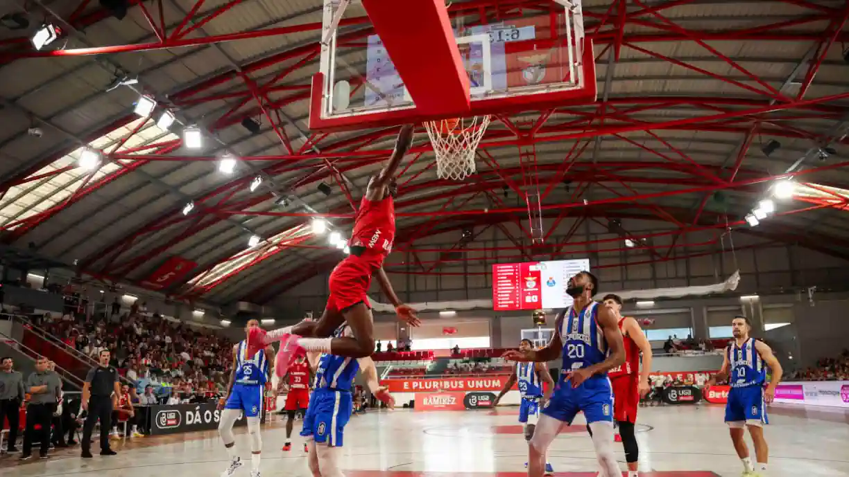 Em casa mandamos nós! Basquetebol do Benfica vence Porto, em Clássico de loucos