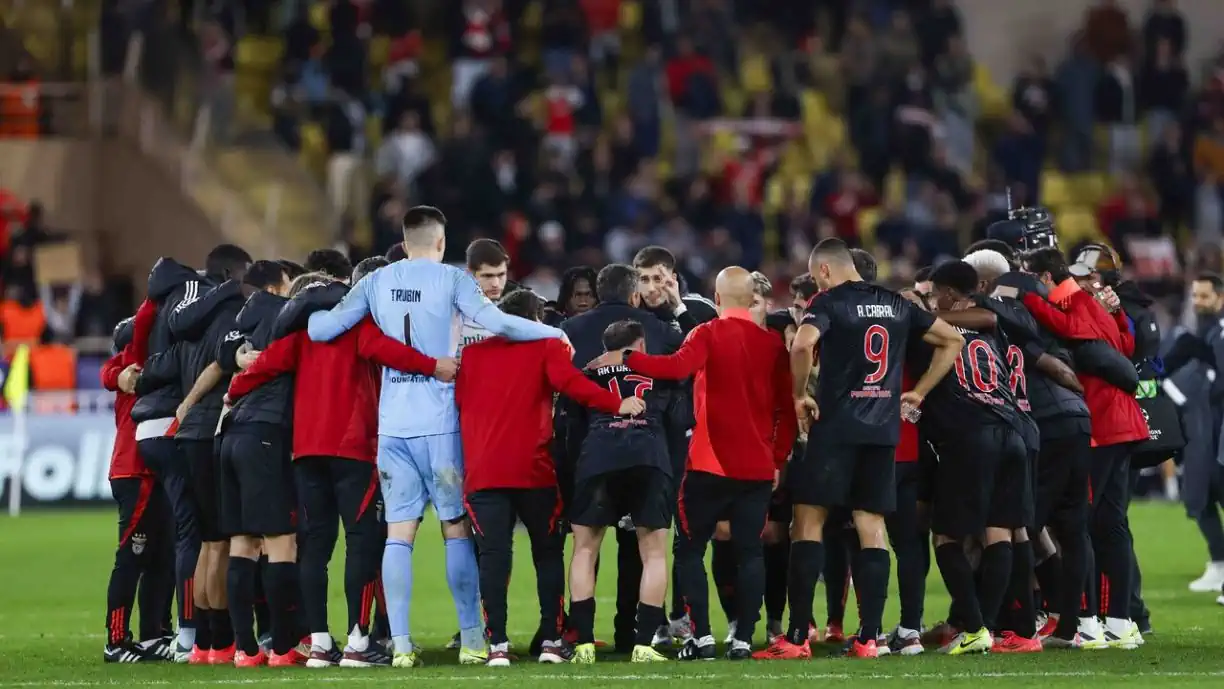  Bruno Lage explica 'roda' no fim do Monaco - Benfica: "Confiem c******"