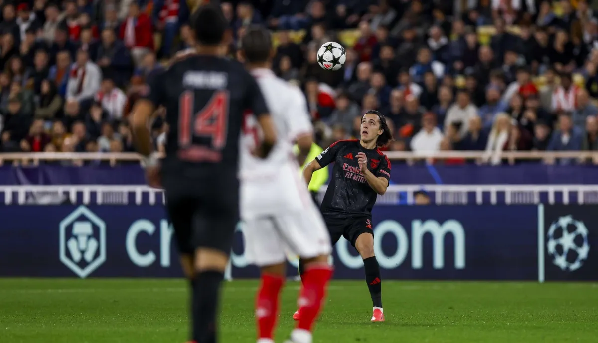 Depois da vitória por três bolas a duas da formação do Benfica sobre o Mónaco, especialista de arbitragem, comenta os lances, incluindo o de Carreras