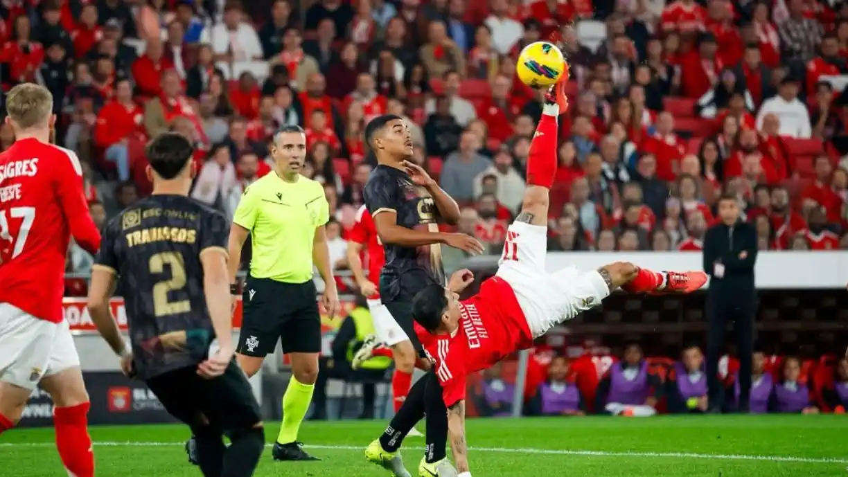 Di María esteve em grande destaque na partida entre o Benfica e o Estrela da Amadora