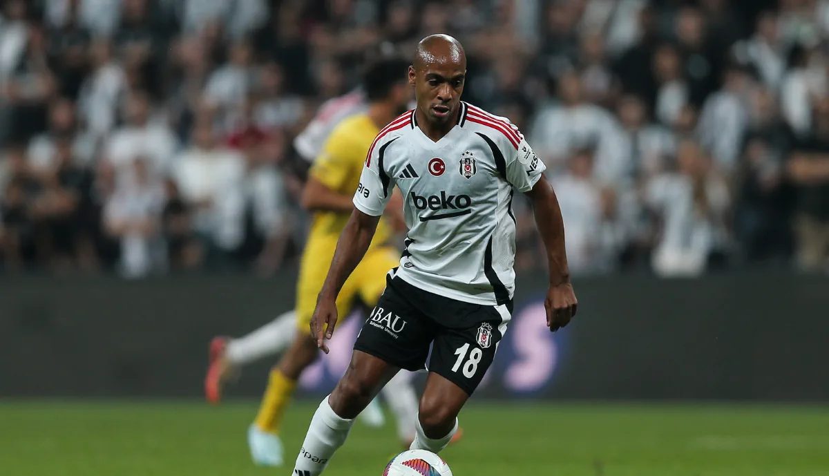 Adaptação de João Mário? Ex Benfica é 'rasgado' por antigo jogador do Besiktas: "É um grande..."