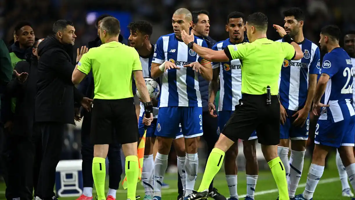 Campeão pelo Porto foi apontado ao Benfica, mas pode rumar agora ao Corinthians