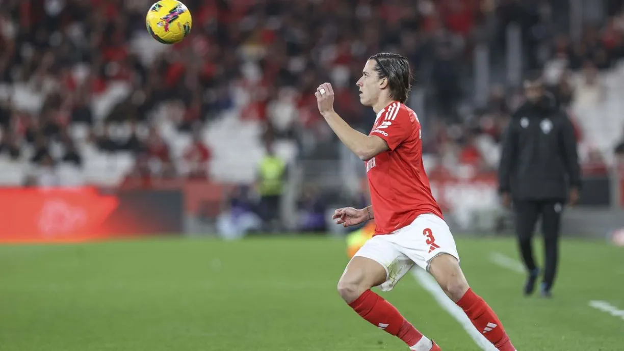 Amarelo bem mostrado a Carreras no Benfica - V. Guimarães? "De raspão..."