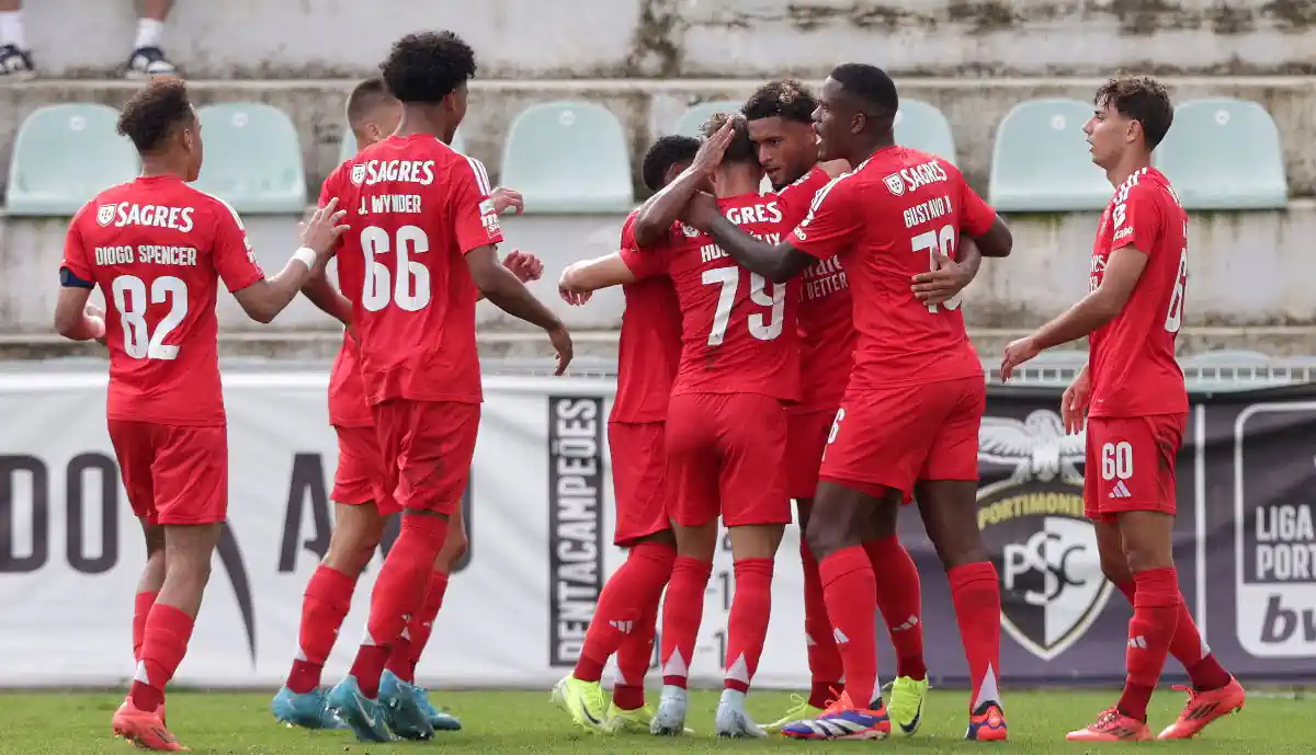 Com penálti por assinalar à mistura, Benfica B marca passo com o Portimonense