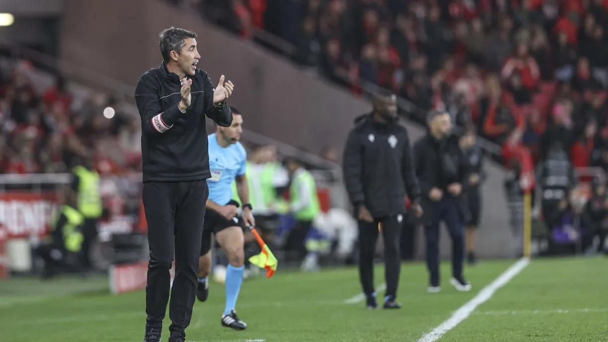 Após vitória do Benfica, Bruno Lage deixa 'dica': "Campeonato vence-se..."