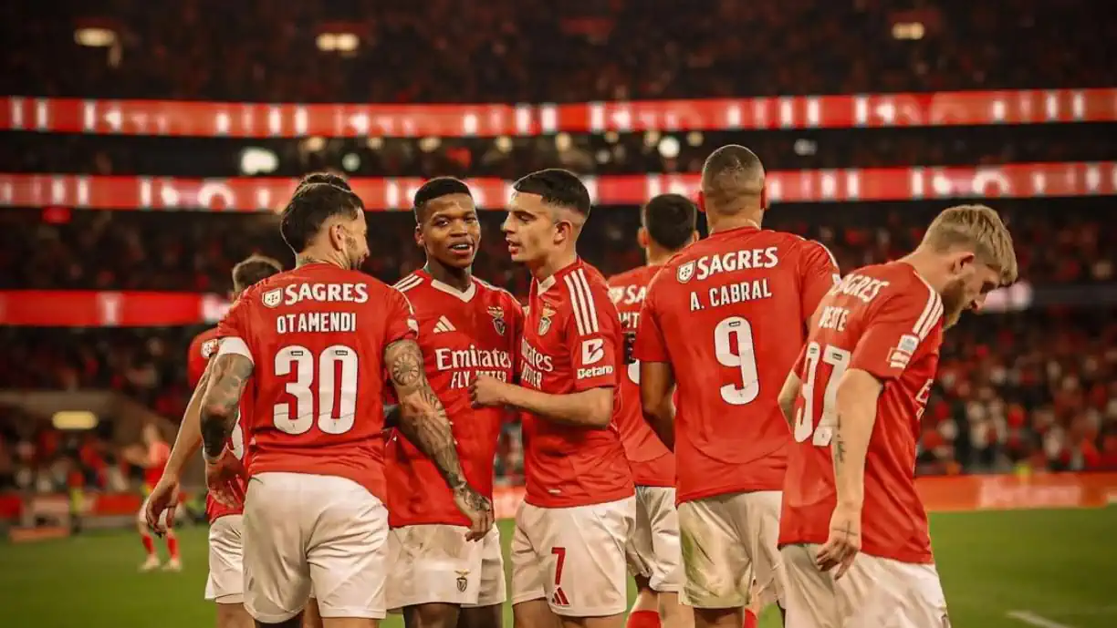 Craque do Benfica 'pisca olho' à titularidade frente ao Monaco