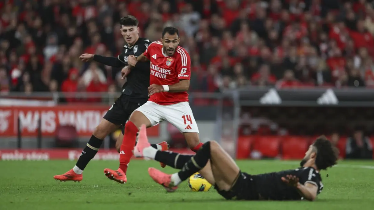 Pavlidis deu lugar a Arthur Cabral no Benfica - V. Guimarães e reação dá que falar